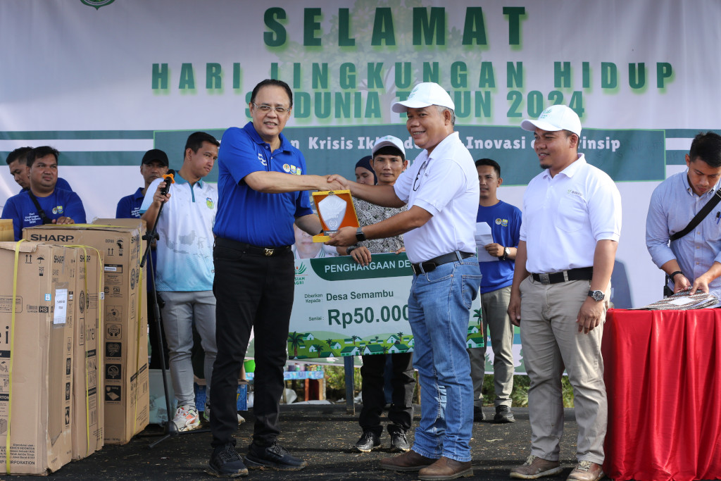 Celebrating the World Environment Day, Asian Agri Awarded the 2023 Fire-Free Village to Semambu Village in Jambi