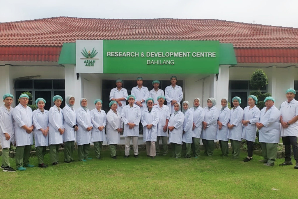 Editor-in-Chief of Sinar Indonesia Baru Daily Visits Asian Agri’s R&D Laboratory in Bahilang, North Sumatra