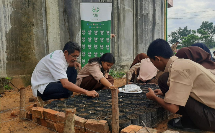 Asian Agri Donate 1.250 Excellence Seedlings for AGI Oil Palm Vocational School