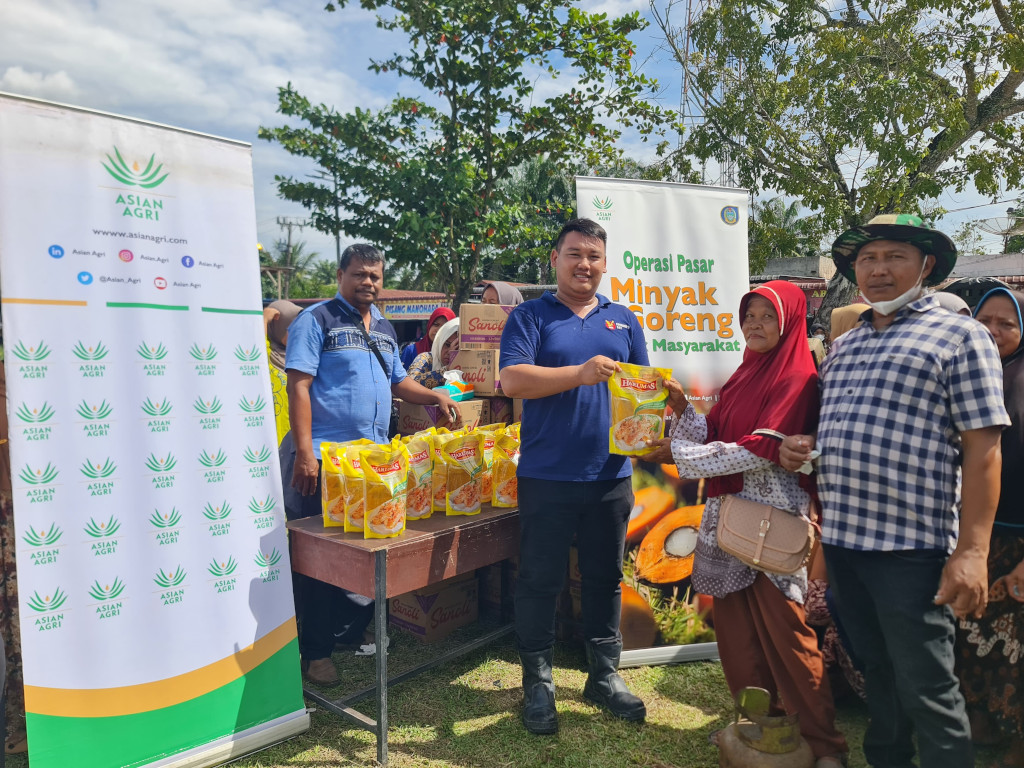 Asian Agri Holds Affordable Cooking Oil Market to Celebrate Christmas and New Year 2025 in North Sumatra