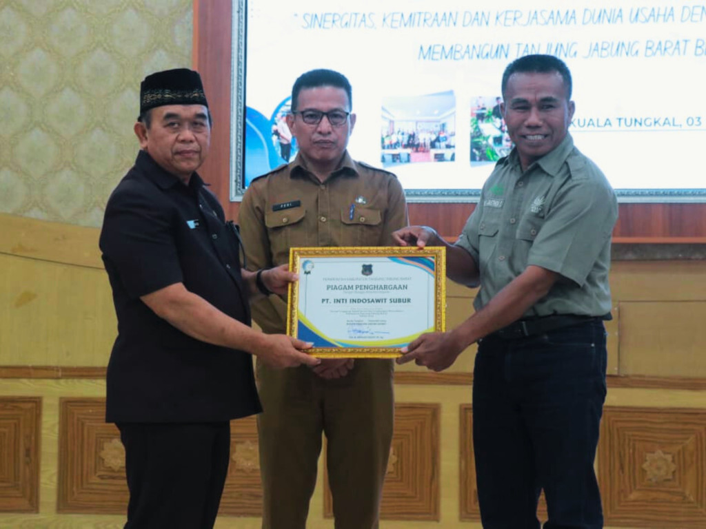 Atas Kegiatan CSR, Dua Unit Bisnis Asian Agri di Jambi Terima Apresiasi dari Pemerintah Kabupaten Tanjung Jabung Barat