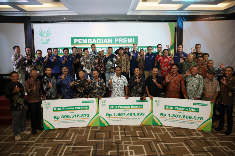 Supporting Sustainable Oil Palm Smallholders, Asian Agri Distributes Premium Sharing for Alternative Income During Replanting